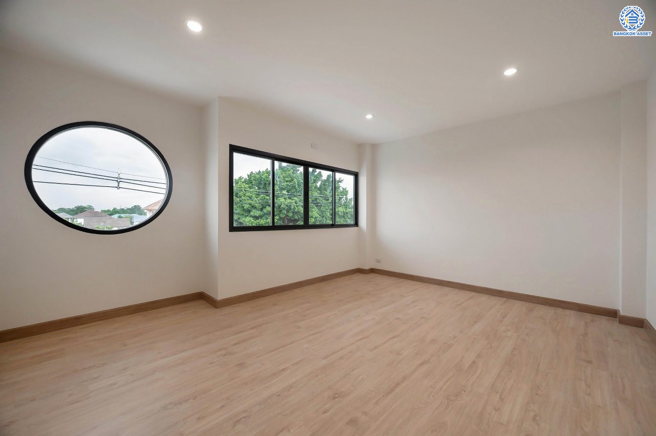 บ้านมือสองตกแต่งใหม่ โครงการ มณธานี บางแค บ้านเดี่ยว 3 ชั้น ดีไซน์หรูหรา เนื้อที่กว้าง 55.3 ตร.ว. พื้นที่ใช้สอย 240 ตร.ม. ฟังก์ชัน 5 ห้องนอน 4 ห้องน้ำ 2 ที่จอดรถ ฟังก์ชันครบตอบทุกไลฟ์สไตล์ บนทำเลศักยภาพ เชื่อมต่อถนนกาญจนาภิเษก ใกล้เดอะมอลล์บางแค ใกล้รถไฟฟ้าสายสีน้ำเงิน "สถานีหลักสอง" และจุดขึ้นทางด่วน "กาญจนาภิเษก"...